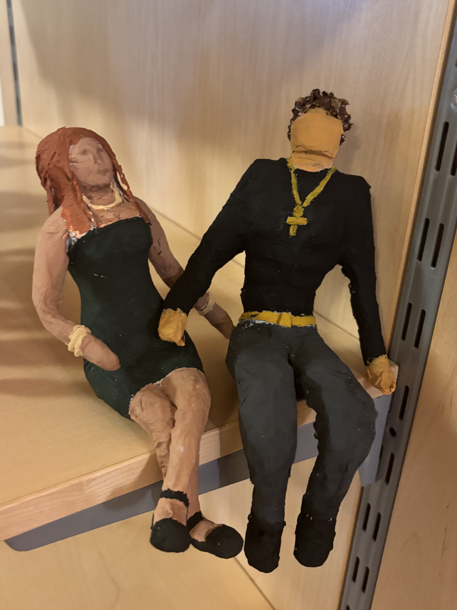 Figuren aus Zeitungspapier